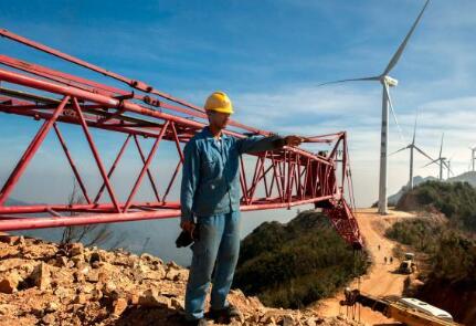 價值百萬風(fēng)力發(fā)電葉片，被河南村民當(dāng)蹺蹺板：一片上站20多人