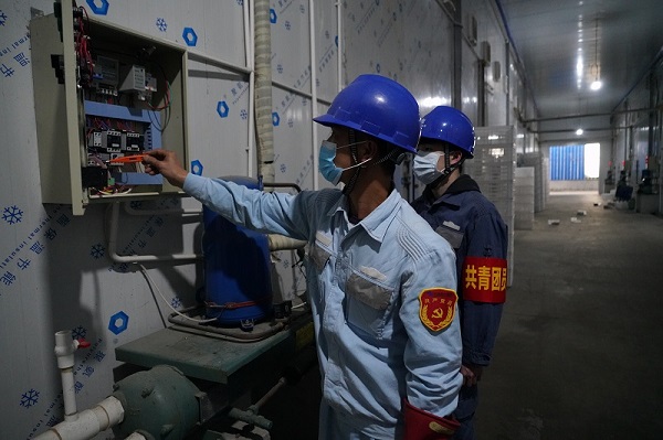 南方電網(wǎng)廣西柳州柳城供電局:黨員服務(wù)隊(duì)為民營企業(yè)生產(chǎn)提供電力保障