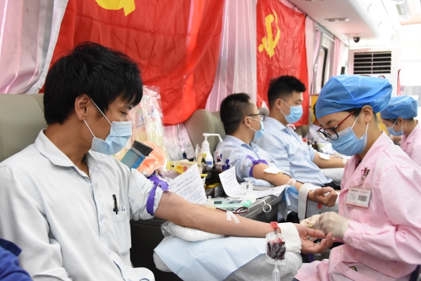 國(guó)家能源集團(tuán)福建福州發(fā)電公司開展“我為黨旗添光彩”無償獻(xiàn)血活動(dòng)匯聚愛心暖流