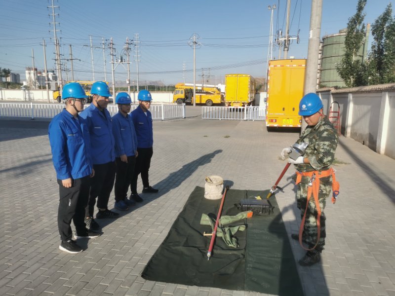 烏海電業(yè)局配電帶電作業(yè)中心：現(xiàn)場培訓(xùn)求實(shí)效，技能素質(zhì)再提升