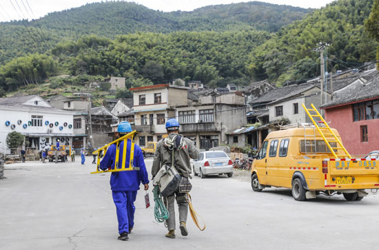 最后一臺屋頂變壓器拆除！東山村的用電變遷