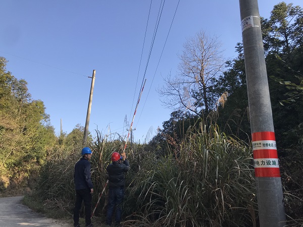 國(guó)網(wǎng)南豐縣供電公司：為電桿穿上“防撞衣”，確保交通安全