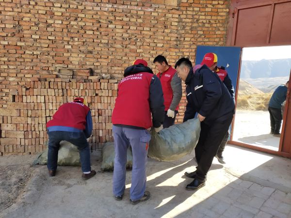 國網(wǎng)青海黃化化隆縣供電公司：節(jié)前“祝?！迸诵? width=