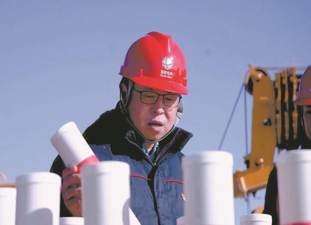 改革創(chuàng)新善作為 急難險(xiǎn)重勇?lián)?dāng)——記國家電網(wǎng)有限公司特等勞動模范靳龍