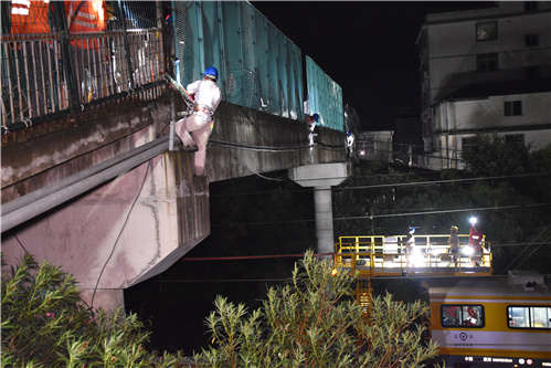 國網霞浦縣供電公司：凌晨作業(yè)拆除跨高鐵電纜 確保“三跨”整治落地有聲