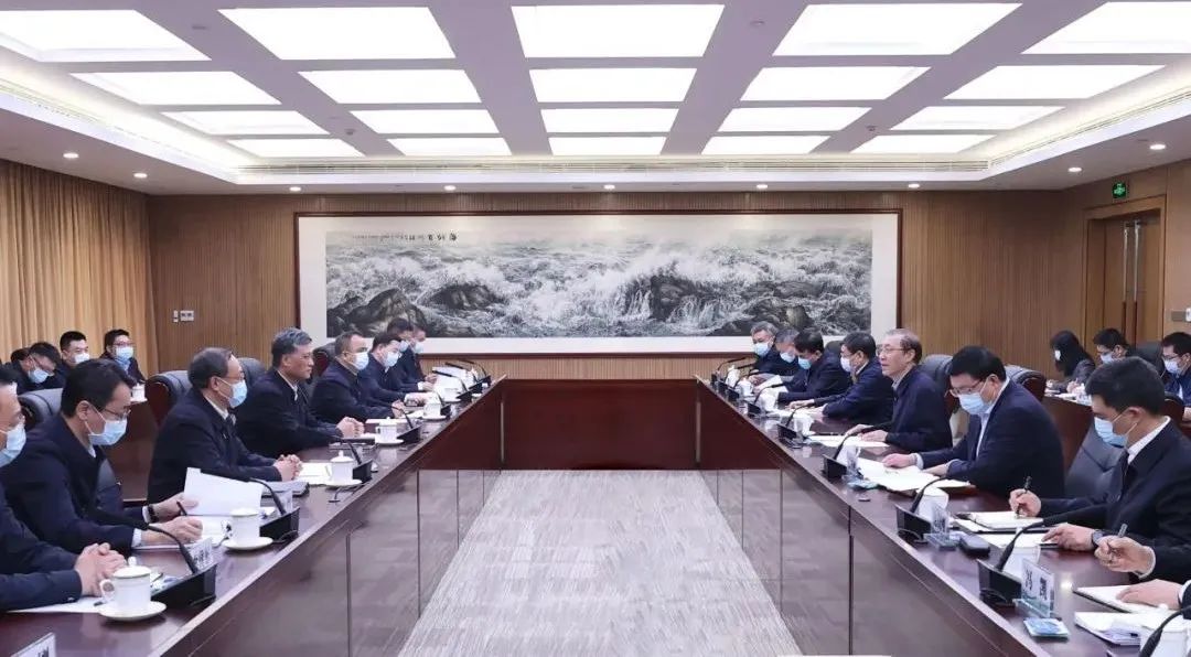 辛保安、張智剛與新疆維吾爾自治區(qū)、新疆生產(chǎn)建設(shè)兵團(tuán)領(lǐng)導(dǎo)會(huì)談