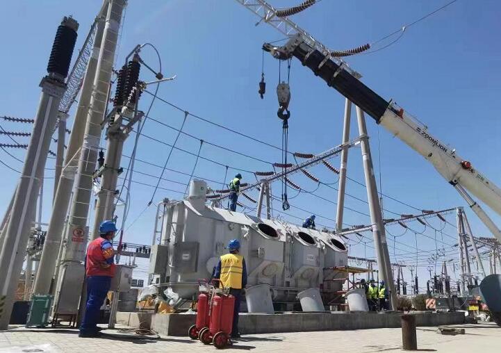 吊罩成功！主變大修工程為“綠色電”保駕護航