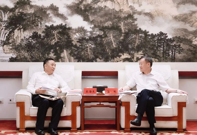 宋海良孫洪水與中國(guó)融通集團(tuán)董事長(zhǎng)溫剛、總經(jīng)理馬正武座談