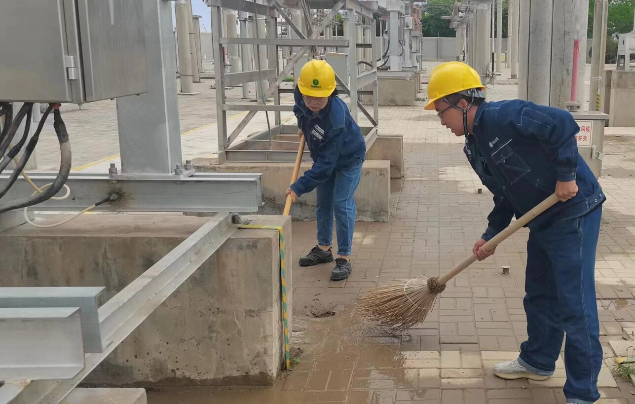 戈壁有雨，阿電人全力出擊保供電