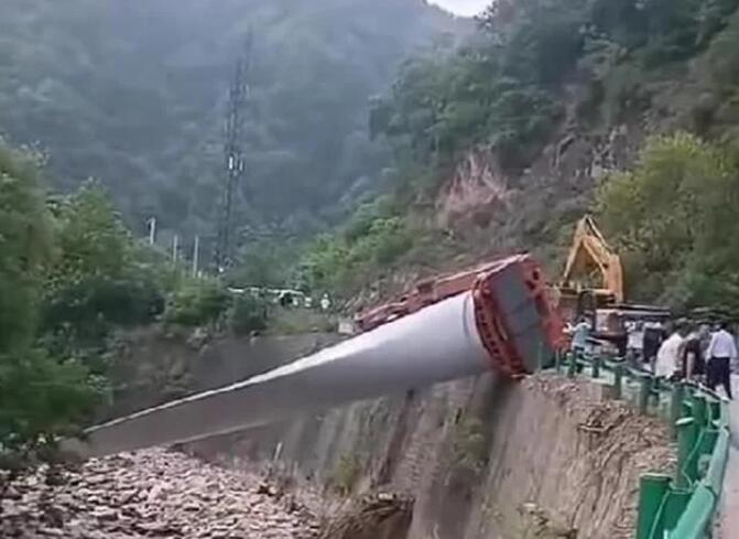 陜西寶雞隴縣：80米風(fēng)電扇葉運輸車歪倒，正救援