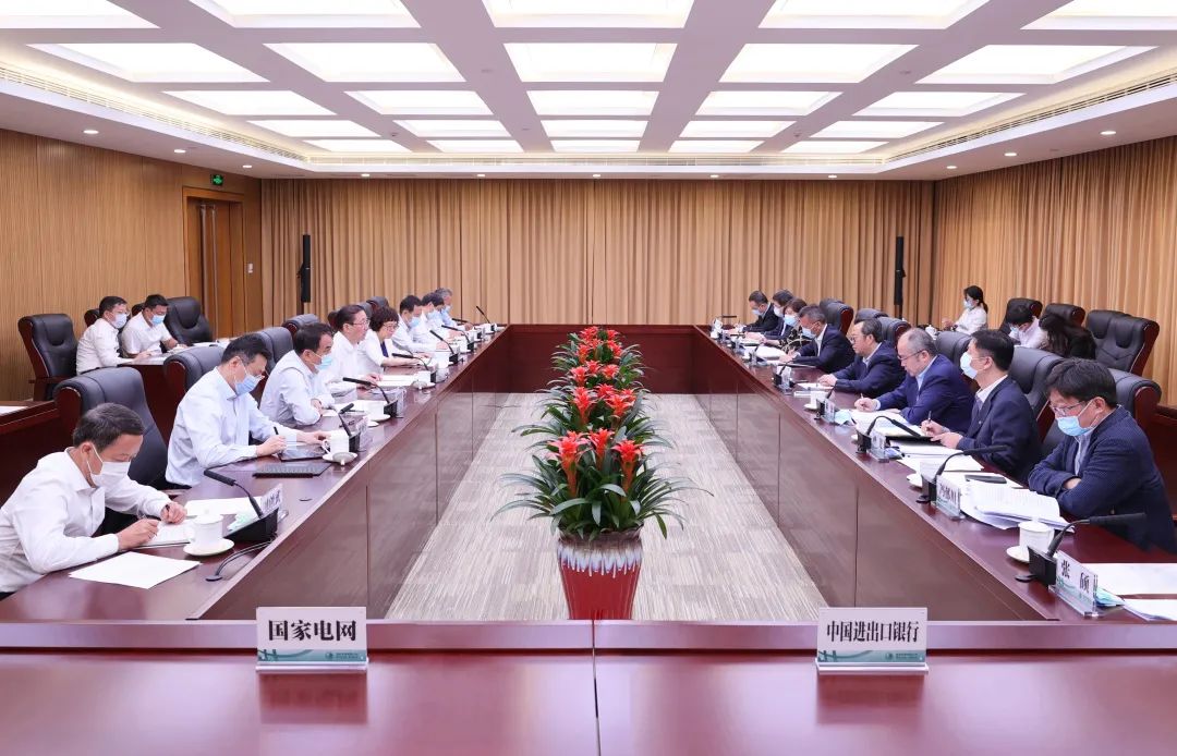 國(guó)家電網(wǎng)公司董事長(zhǎng)、黨組書記辛保安與進(jìn)出口銀行董事長(zhǎng)吳富林會(huì)談