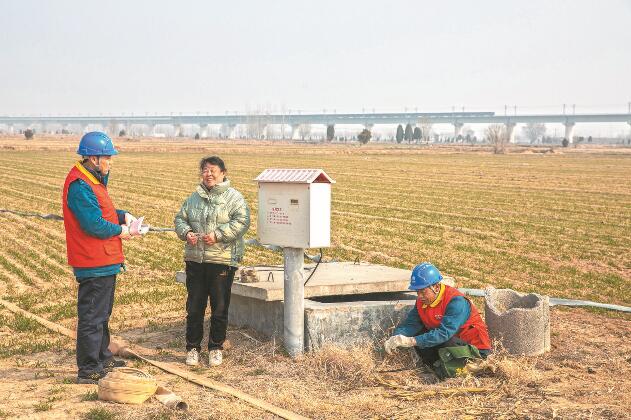 山東省梁山縣：黃河灘區(qū)上，井在地頭，電到井口