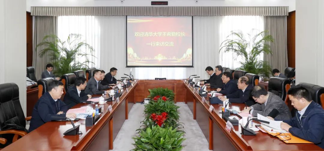 顧軍與清華大學(xué)黨委副書記、校長(zhǎng)王希勤會(huì)談