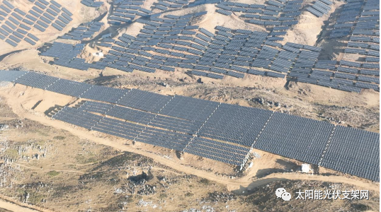 安泰科柔性太陽(yáng)能光伏支架助力全國(guó)海拔最高、坡度最大光伏項(xiàng)目