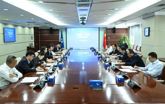 中國電建黨委常委、副總經(jīng)理劉源與中國建材股份副總裁王兵舉行會(huì)談