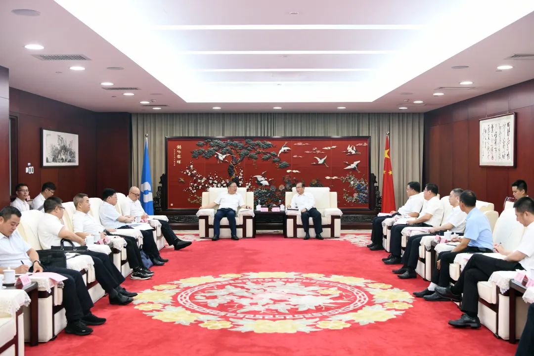 江毅與廣西壯族自治區(qū)人民政府黨組成員、國資委黨委書記秦如培舉行會談