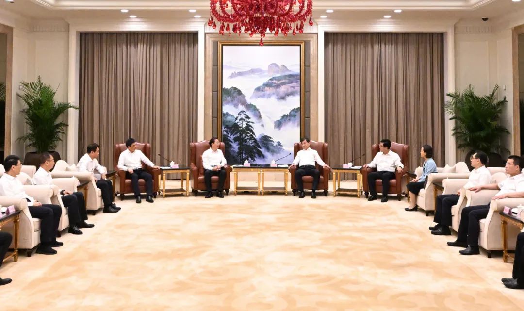 國家電網(wǎng)公司董事長、黨組書辛保安與福建省委書記周祖翼、省長趙龍會談