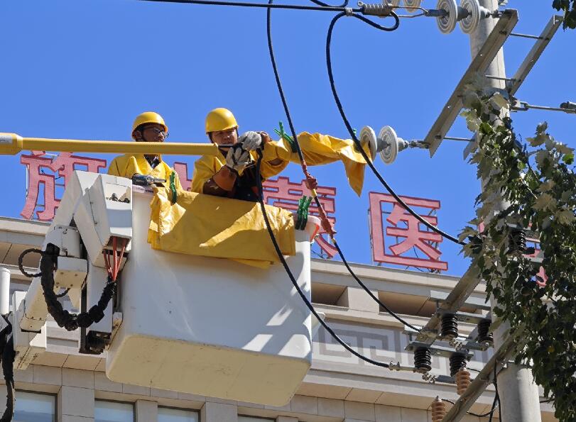 阿拉善供電公司迎夏峰帶電消缺，保醫(yī)電“汗”衛(wèi)民生