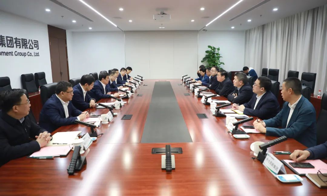 中國電氣裝備黨委書記、董事長白忠泉會見上海市靜安區(qū)委書記于勇