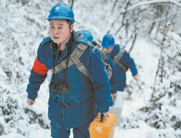 【國網(wǎng)楷?！恐芗t亮：巡行秦嶺深處 守護(hù)線路安全