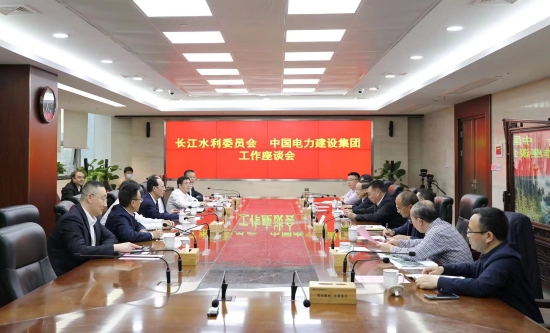 中國(guó)電建黨委書記、董事長(zhǎng)丁焰章與長(zhǎng)江水利委員會(huì)黨組書記、主任劉冬順會(huì)談