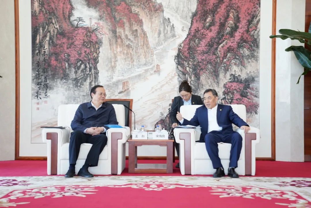 中國(guó)能建黨委書記、董事長(zhǎng)宋海良與歐洲自然科學(xué)院院士、中國(guó)發(fā)展研究院院長(zhǎng)王彤會(huì)談