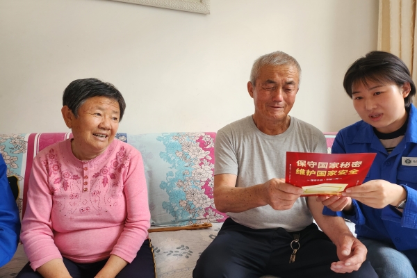 內(nèi)蒙古電力公司烏海千里山供電公司黨支部、工會、團支部（青工委）開展“蒙電愛心光明行”保密宣傳活動