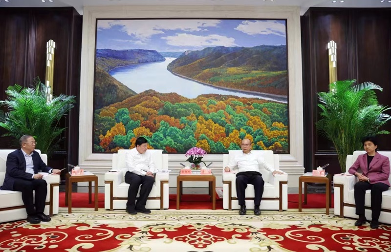 黑龍江省委書(shū)記許勤、省委副書(shū)記梁惠玲會(huì)見(jiàn)國(guó)家電網(wǎng)董事長(zhǎng)張智剛一行