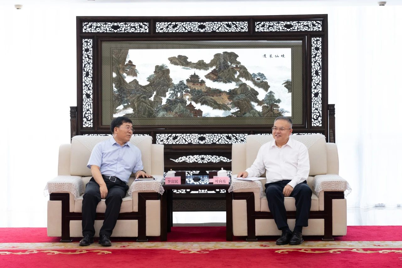 華電集團(tuán)黨組副書記、總經(jīng)理葉向東與三峽集團(tuán)黨組副書記、總經(jīng)理李富民舉行會談