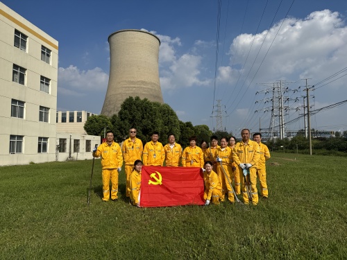 南京化學工業(yè)園熱電有限公司黨員先鋒在行動，廠外環(huán)境整治展擔當