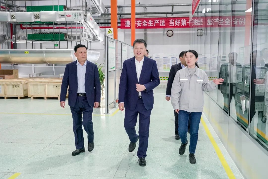 中國電氣裝備黨委副書記、總經(jīng)理周群到河南所屬企業(yè)調(diào)研