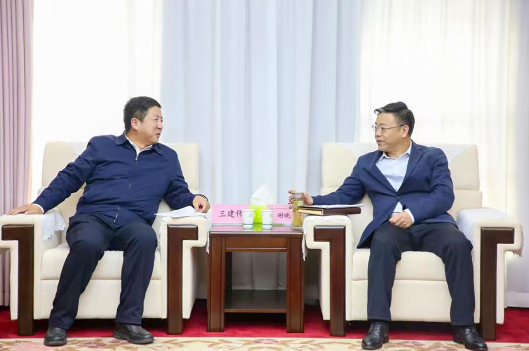 大唐甘肅公司黨委書記、董事長王建偉與甘肅能化集團黨委書記、董事長謝曉鋒會談
