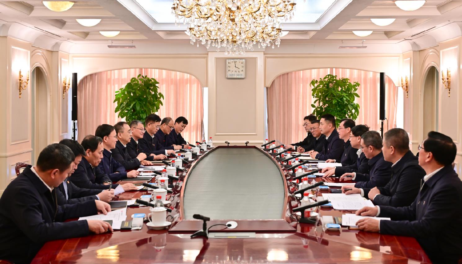 大唐集團(tuán)董事長(zhǎng)鄒磊、總經(jīng)理張傳江與中國(guó)安能董事長(zhǎng)陳奕輝、總經(jīng)理周慶豐會(huì)談