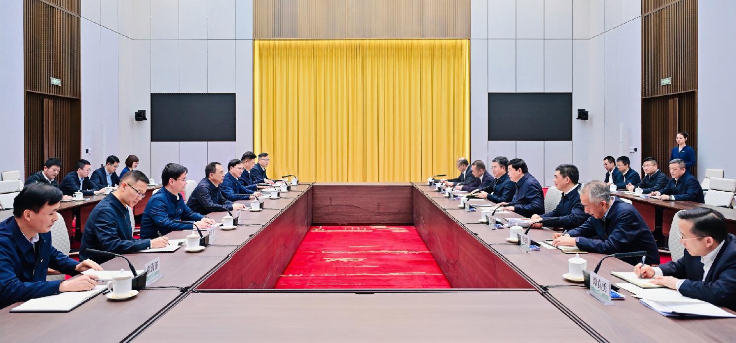 中國(guó)大唐集團(tuán)董事長(zhǎng)鄒磊、總經(jīng)理張傳江與國(guó)家電網(wǎng)董事長(zhǎng)張智剛、總經(jīng)理龐驍剛會(huì)談