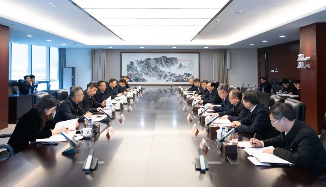 華電集團(tuán)董事長江毅、總經(jīng)理葉向東與哈電集團(tuán)董事長曹志安、總經(jīng)理黃偉舉行會談