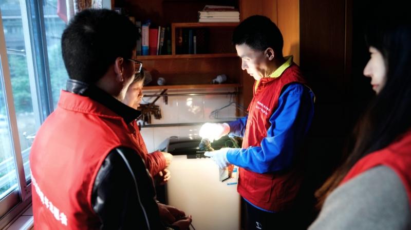 國網(wǎng)浙江物資公司電力青年主動上門服務(wù)，“電暖”千萬家